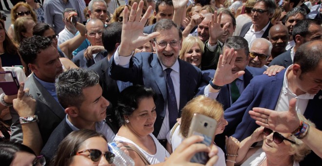 El líder del PP, Mariano Rajoy, durante un paseo por las calles de Jerez de la Frontera. / VÍCTOR LÓPEZ (EFE)