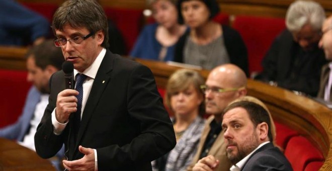 El presidente de la Generalitat, Carles Puigdemont, durante una sesión de control al gobierno catalán. - EFE