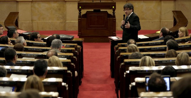 El presidente de la Generalitat, Carles Puigdemont, responde a una pregunta durante la sesión de control al gobierno catalán en el Parlament. EFE/Alberto Estévez