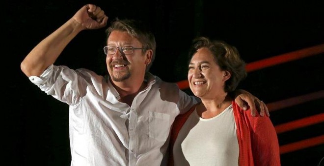 El candidato de En Comú Podem, Xavier Domènech, y la alcaldea de Barcelona, Ada Colau, durante el acto electoral de inicio de campaña. EFE/Toni Albir.