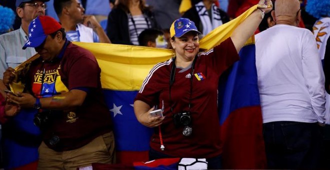Aficionados venezolanos celebran durante un partido del Grupo C de la Copa América entre Venezuela y Uruguay. /EFE