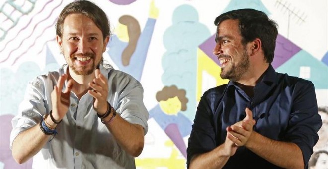 El candidato de Unidos Podemos a la Presidencia del Gobierno, Pablo Iglesias, y el coordinador de IU, Alberto Garzón (d), durante el acto de inicio de la campaña electoral celebrado esta noche en Madrid. /EFE