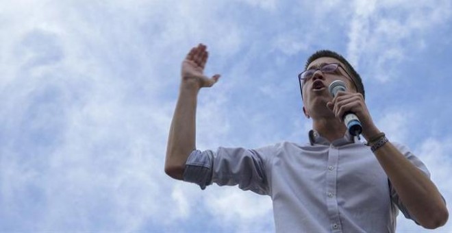 El secretario de Política de Podemos, Iñigo Errejón, durante el mitín electoral de Unidos Podemos que se esta llevando a cabo en la plaza de la Merced, en Málaga. EFE/Jorge Zapata