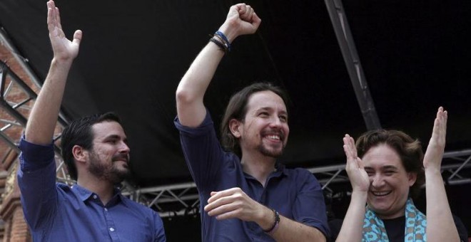 El candidato de Unidos Podemos a la Presidencia, Pablo Iglesias (c), junto al líder de IU, Alberto Garzón (i), y la alcaldesa de Barcelona, Ada Colau durante el mitin en Barcelona. /EFE