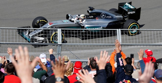 Lewis Hamilton saluda a los aficionados congregados en el circuito de Montreal. /REUTERS