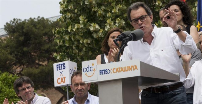 El expresidente catalán Artur Mas, acompañado del presidente de la Generealitat, Carles Puigdemont, durante el acto de campaña celebrado hoy en los Jardines del Recinto Modernista de Sant Pau de Barcelona./ EFE