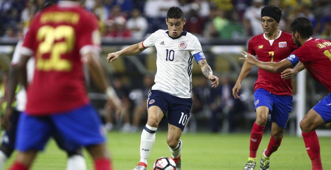 El colombiano James Rodríguez conduce el balón ante varios jugadores de Costa Rica. /REUTERS
