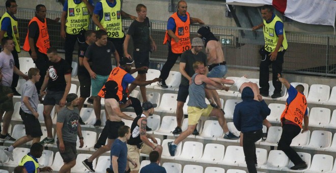 Ultras rusos golpean a hinchas ingleses en las gradas del estadio Vélodrome. /REUTERS