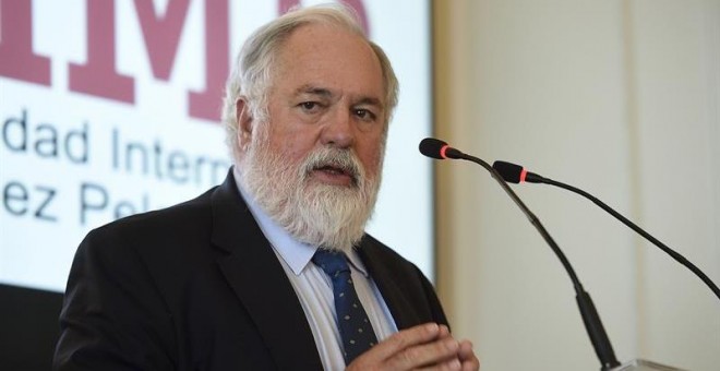 El comisario de Energía y Cambio Climático de la UE, Miguel Arias Cañete, durante su intervención enla inauguración del Curso de la UIMP y la APIE 'Qué hemos aprendido de la crisis', celebrado esta mañana en el Palacio de La Magdalena, en Santander. EFE/P