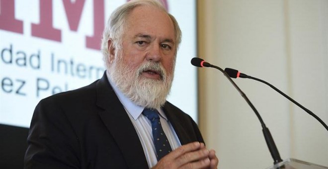 El comisario de Energía y Cambio Climático de la UE, Miguel Arias Cañete, durante su intervención enla inauguración del Curso de la UIMP y la APIE 'Qué hemos aprendido de la crisis', celebrado esta mañana en el Palacio de La Magdalena, en Santander. EFE/P