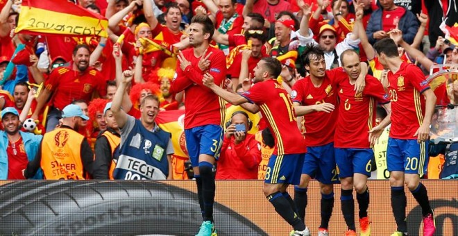 Piqué celebra su gol a la República Checa en la Eurocopa. REUTERS/Albert Gea