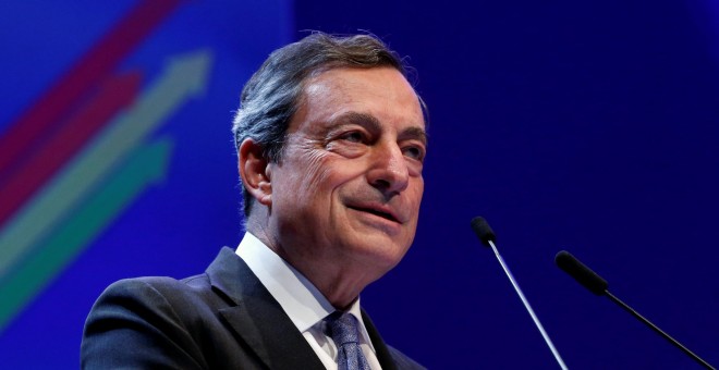 El presidente del Banco Central Europeo ( BCE )  , Mario Draghi, pronuncia un discurso en el Foro Económico de Bruselas.- REUTERS / Francois Lenoir