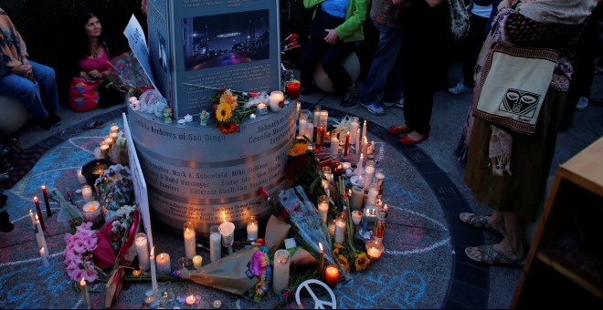 Vigilia por las víctimas de la masacre de Orlando en San Diego, California, EEUU.- REUTERS / Mike Blake