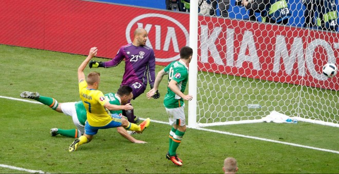 Momento en el que Ciaran Clark remata de cabeza hacia su portería ante la llegada del sueco Larsson. /REUTERS
