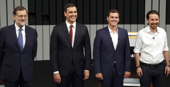 El presidente del Gobierno en funciones y del PP, Mariano Rajoy (i), el líder del PSOE, Pedro Sánchez (2i), el presidente de Ciudadanos, Albert Rivera (2d), y el secretario general de Podemos, Pablo Iglesias (d), en el plató momentos antes de iniciar el ú