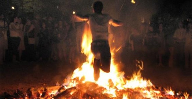 Un hombre salta una hoguera en la noche de San Juan. /TURGALICIA