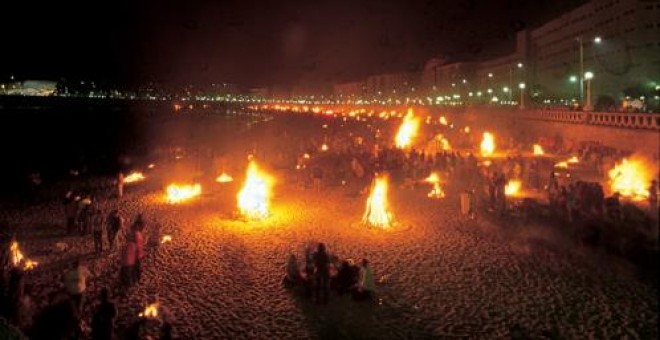 Hogueras de San Juan en la playa de Riazor, en A Coruña. /TURGALICIA