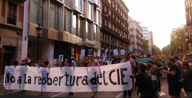 Cientos de personas se movilizan contra la reapertura del CIE de Barcelona pese a la prórroga del Gobierno