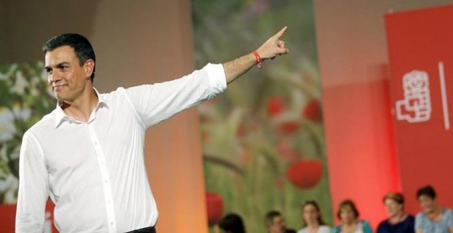 El candidato del PSOE a la Presidencia del Gobierno, Pedro Sánchez, durante el mitin de este martes en Oviedo. EFE/ José Luis Cereijido.