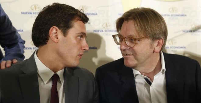 El presidente de Ciudadanos, Albert Rivera, durante su participación en un desayuno informativo del Fórum Europa, donde ha sido presentado por el presidente del grupo ALDE del Parlamento Europeo y ex primer ministro belga, Guy Verhofstadt. EFE/Paco Campos