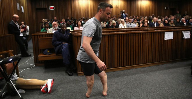 El atleta sudafricano Óscar Pistorius camina sobre sus muñones ente la jueza que instruye su caso.- REUTERS