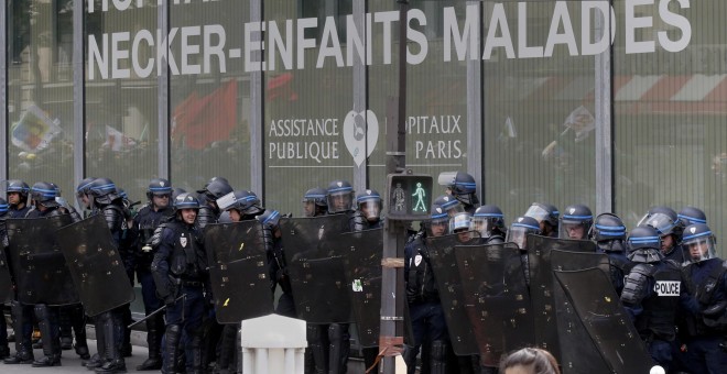 La policía antidisturbios francesa se posiciona fuera de un hospital de niños durante una manifestación en París contra la reforma laboral, Francia.- REUTERS / Jacky Naegelen
