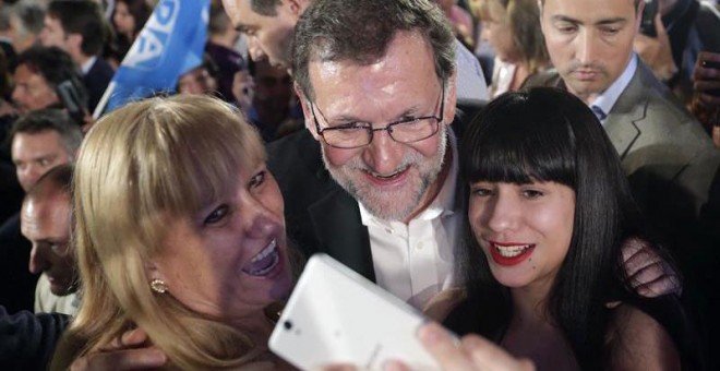 El líder del PP, Mariano Rajoy, se fotografía con unas simpatizantes tras su intervención en el mitin que ha ofrecido hoy en Zaragoza. EFE/JavierCebollada