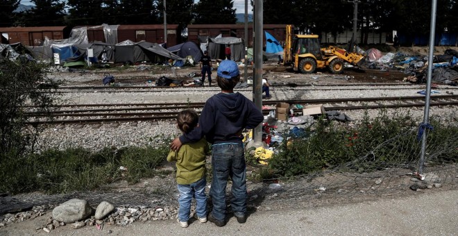 Refugiados en la frontera entre Grecia y Macedonia, cerca de Idomeni. REUTERS/Yannis Kolesidis/Pool