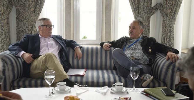 Los secretarios generales de CCOO y UGT, Ignacio Fernández Toxo (i) y Pepe Álvarez, antes de su participación en el Curso de la UIMP y la APIE 'Qué hemos aprendido de la crisis', esta mañana en Santander. EFE/Pedro Puente Hoyos