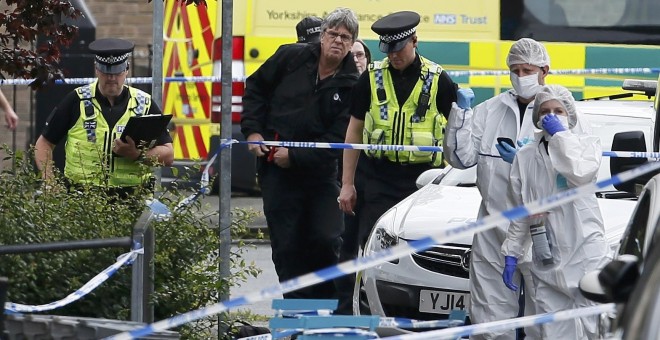 La policía y forenses detrás de un cordón en e punto donde ha sido atacada la diputada laborista Jo Cox, que está en estado crítico.- Birstall REUTERS / Craig Brough