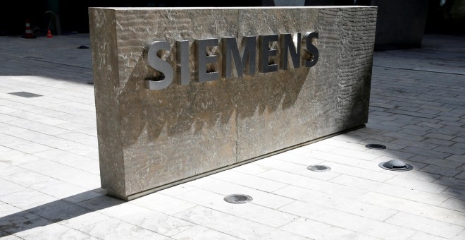 El logo de Siemens en el exterior de su nueva sede en Munich. REUTERS/Michaela Rehle