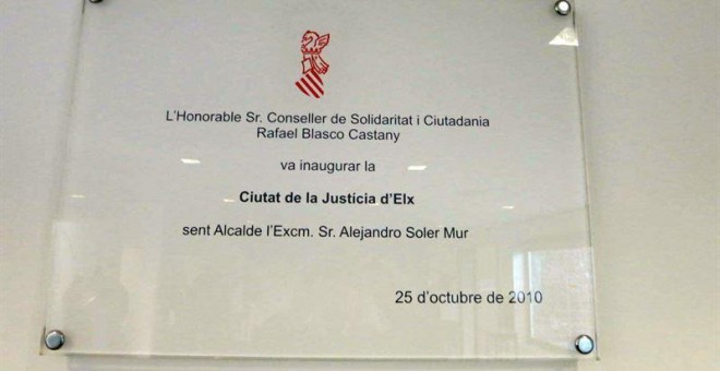 Placa conmemorativa sobre Rafael Blasco que pide el alcalde de Elche que sea retirada. E.P.