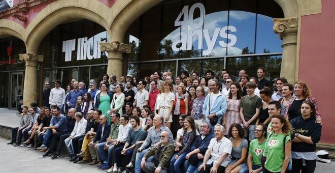 Foto de familia de los miembros de las compañias que participarán en la programación de la temporada 2016/17 del Teatre Lliure, que estará marcada por la celebración del 40 aniversario de lo que en un principio fue una cooperativa teatral creada por prof