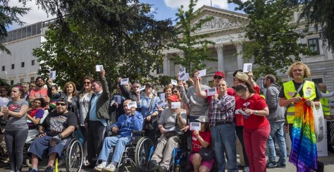 Miembros del Comité Español de Representantes de Personas con Discapacidad (Cermi), durante la concentración convocada frente al Congreso  para exigir el derecho al voto para todas las personas con discapacidad. EFE/Emilio Naranjo