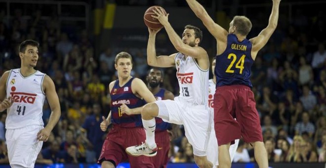 El base del Real Madrid Sergio Rodriguez  intenta un lanzamiento ante la oposición de el escolta del FC Barcelona Lassa Brad Oleson  durante el segundo partido de la final por el título de la Liga ACB que se juega hoy en el Palau Blaugrana. EFE/Quique Gar