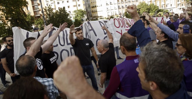 Miembros del grupo neonazi Hogar Social Madrid que han irrumpido en un acto de campaña de Podemos para intentar boicotearlo. EFE/J. J. Guillén