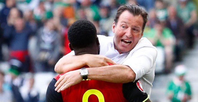 Lukaku celebra con el seleccionador belga, Wilmots, su primer gol a Irlanda del Norte. REUTERS/Michael Dalder