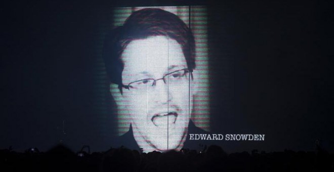 Una proyección de Edward Snowden durante uno de los temas del compositor e intérprete francés de música electrónica Jean Michel Jarre en su concierto en la segunda jornada del Sonar'16. EFE/Quique García