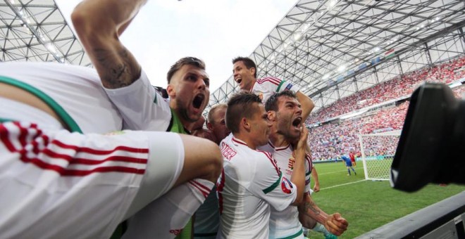 Los jugadores húngaros celebran el gol ante Islandia en la Eurocopa. REUTERS/Eddie Keogh