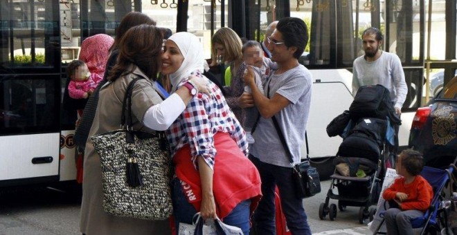 Un grupo de 19 refugiados a su llegada al aeropuerto de Madrid-Barajas. EFE