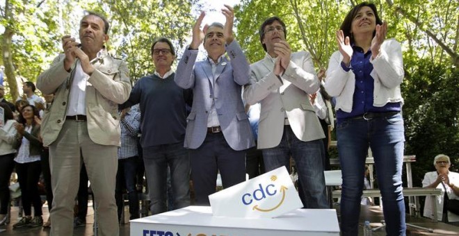 El presidente de la Generalitat, Carles Puigdemont (2d), su predecesor en el cargo y líder de CDC, Artur Mas (2i), el cabeza de lista de los convergentes en las generales, Francesc Homs (c), el candidato al Senado Miquel Calçada (i) y la alcaldesa de Vic,