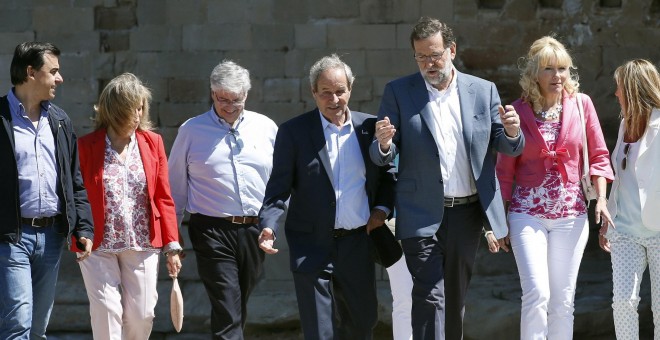 El presidente del Gobierno en funciones y candidato del PP, Mariano Rajoy, durante la visita que realizó a la Seu Vella de Lleida previa al mitin de la campaña del 26-J en la ciudad. EFE/Andreu Dalmau