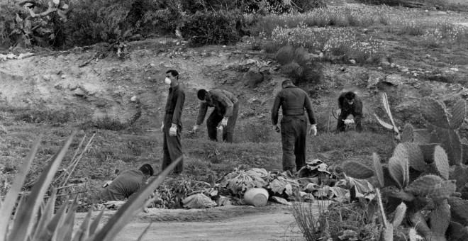 El personal de las Fuerzas Armadas llevando máscaras y guantes trabajando en la zona donde tres de las bombas fueron encontradas