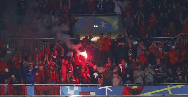 Una de las bengalas encendidas ayer en Lyon en el partido entre Rumanía y Albania. /REUTERS