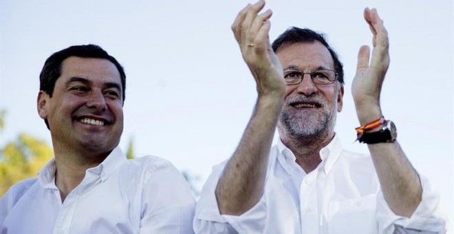 Mariano Rajoy, junto al presidente del PP andaluz, Juan Moreno, en el mitin de Málaga. / JORGE ZAPATA (EFE)