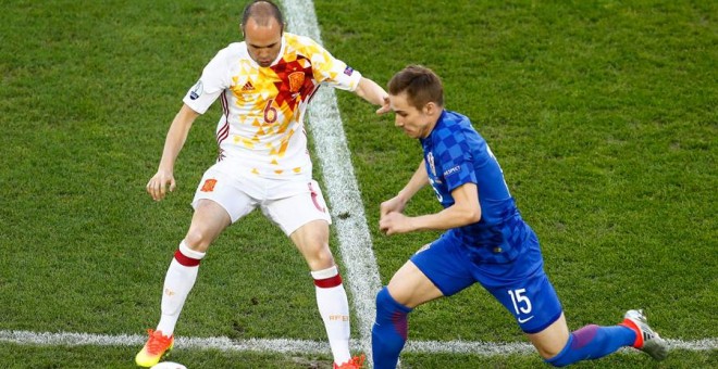 Iniesta y Rog, en un momento del partido. REUTERS/Regis Duvigna