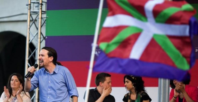 El secretario general de Podemos, Pablo Iglesias, durante el mitin que la coalición Unidos Podemos ha celebrado hoy en Vitoria. EFE/David Aguilar