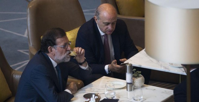 El ministro del Interior, Jorge Fernández Díaz y el presidente del Gobierno, Mariano Rajoy. EFE