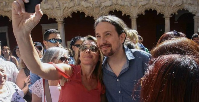 El candidato de Unidos Podemos a la Presidencia del Gobierno, Pablo Iglesias, se fotografía con una simpatizante durante un acto de campaña electoral celebrado en el centro de Guadalajara. EFE/Pepe Zamora
