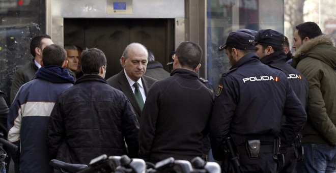 El ministro del Interior en funciones, Jorge Fernández Díaz, conversa con un grupo de agentes de Policía, en una imagen de archivo. EFE